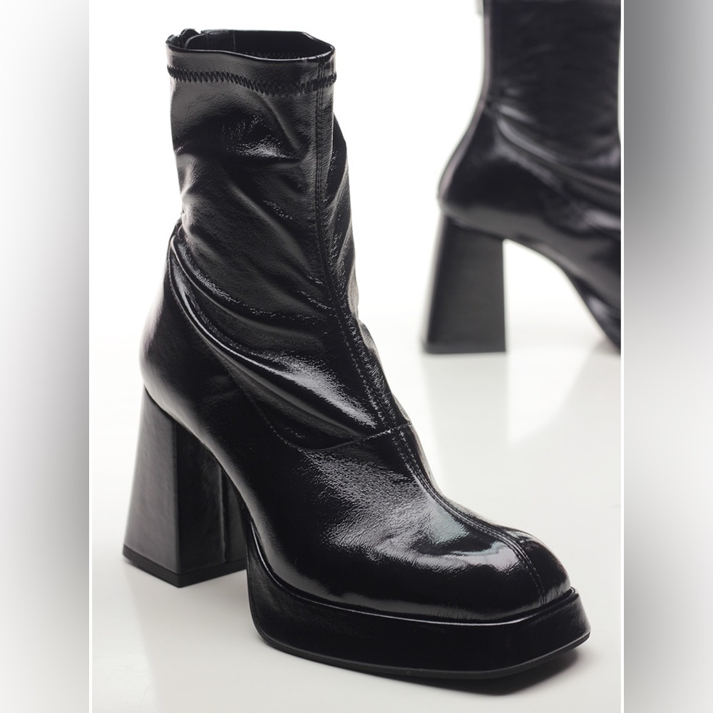 Steven Madden Stack Platform Boots. - Picture 2 of 6
